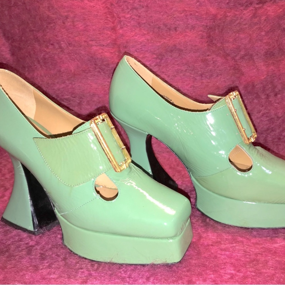 Fluevog Munsters!These gorge green pumps are ready to belong to someone else